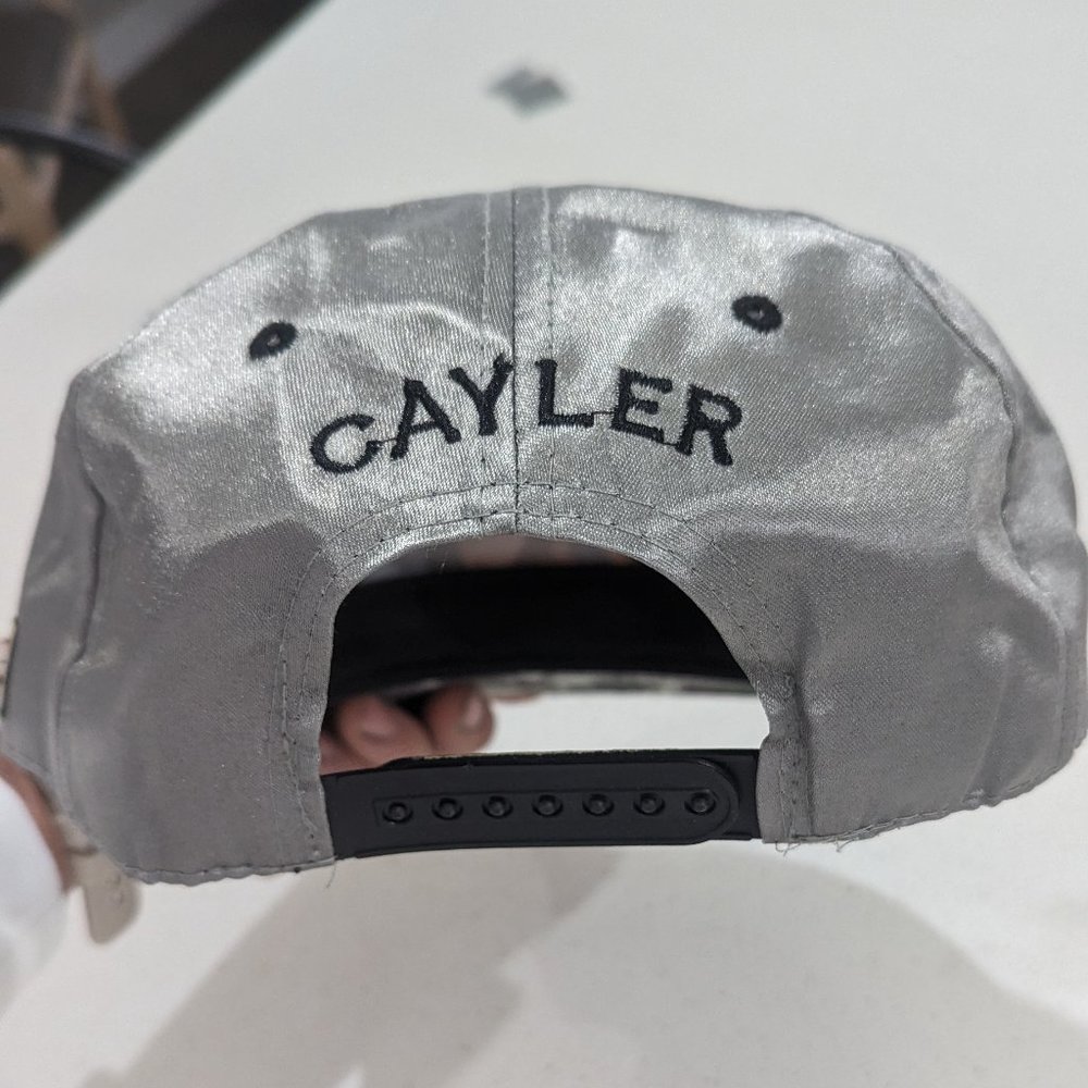 Snap back hat - Picture 3 of 4